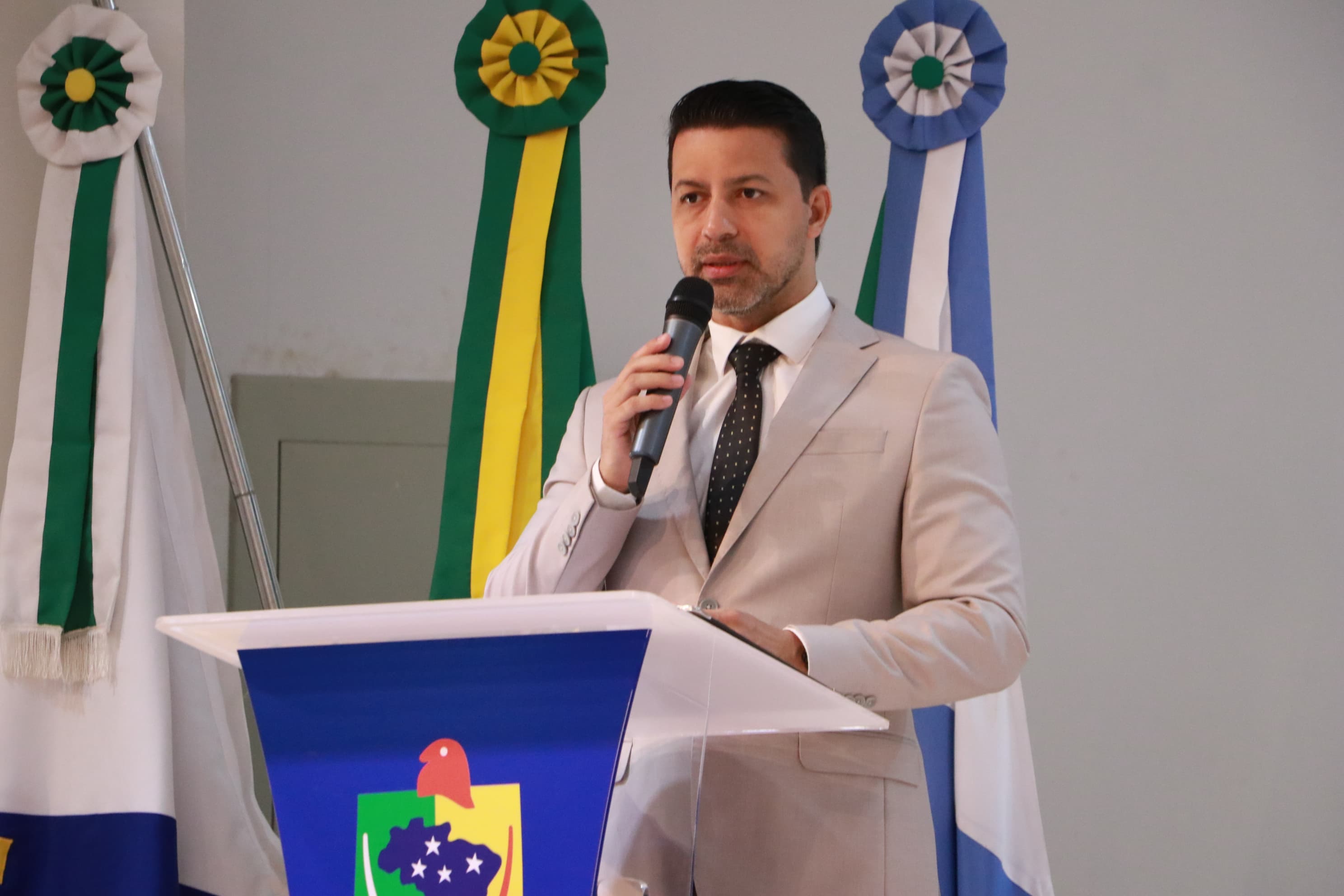 Vereador Bruno Barros solicita readequação do Plano de Cargos e cumprimento da jornada de 30 horas para assistentes sociais