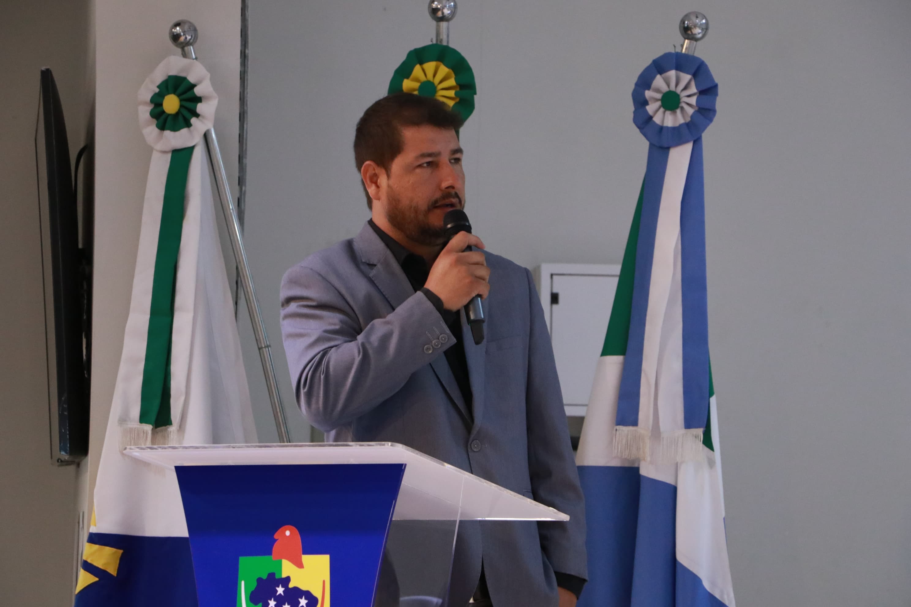 Vereador Daniel Esquivel cobra recuperação de quadras e esclarecimentos sobre piscina de centro esportivo