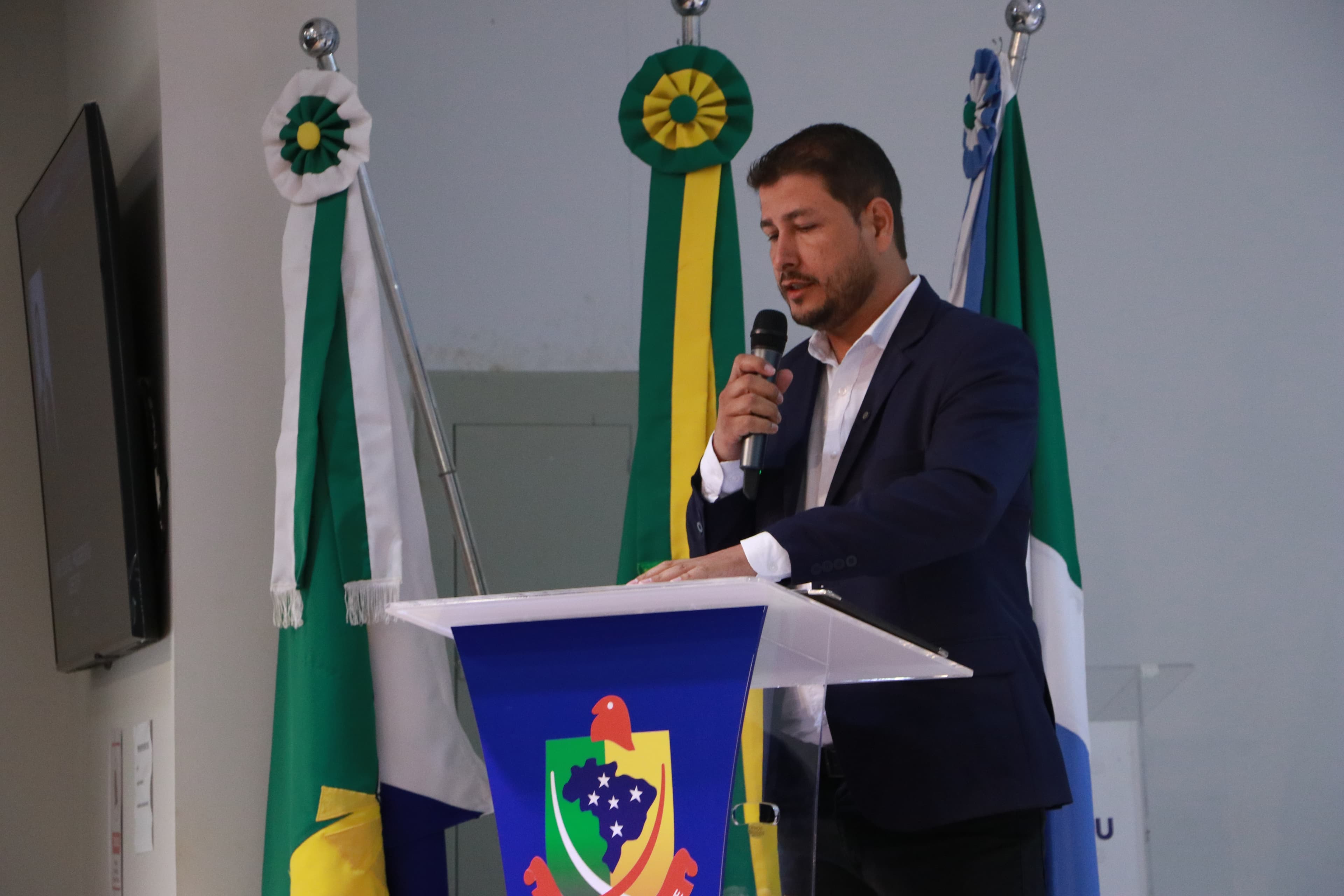 Vereador Daniel Esquivel solicita melhorias em posto de saúde e homenageia servidor por 44 anos de serviço em Maracaju