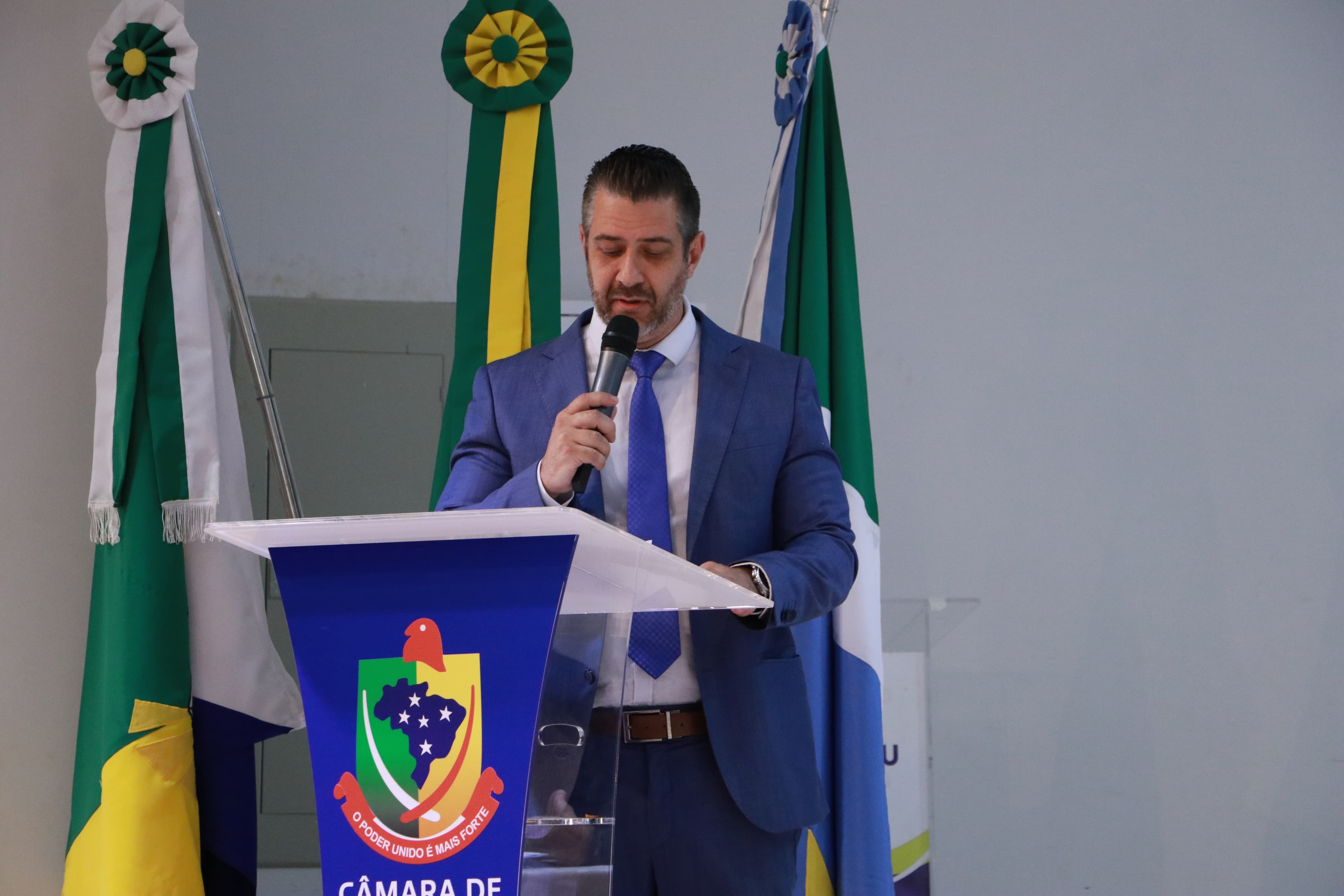 Vereador Gustavo Veterinário solicita informações sobre filas de tomografia e ressonância em Maracaju